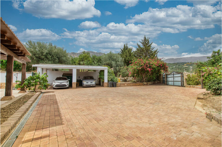 Parking and entrance — Villa Vilo holiday house, Mondrón (Periana)