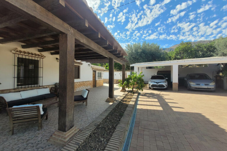 Parking and side porch — Villa Vilo holiday house, Mondrón (Periana)