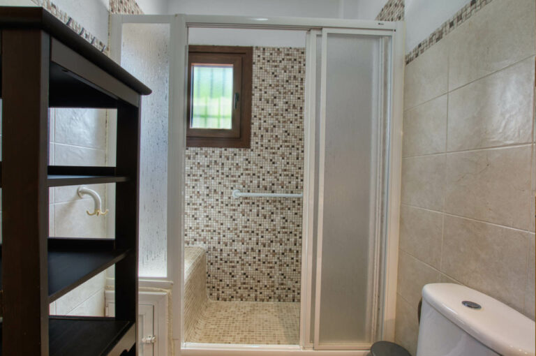 En-suite bathroom — Villa Vilo holiday house, Mondrón (Periana)