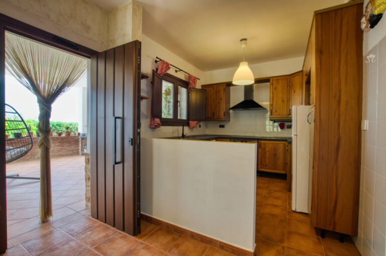 Entrance and kitchen — Villa Vilo holiday house, Mondrón (Periana)