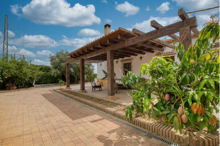 Porch with pergola — Villa Vilo holiday house, Mondrón (Periana)
