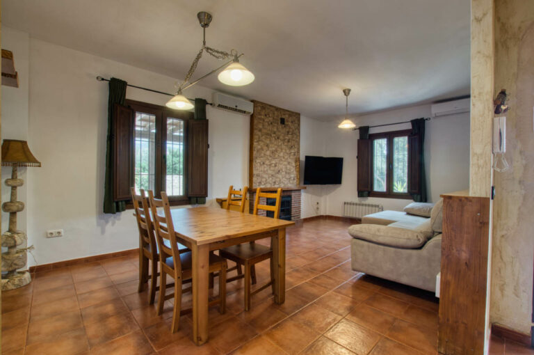 Living room with fireplace — Villa Vilo holiday house, Mondrón (Periana)