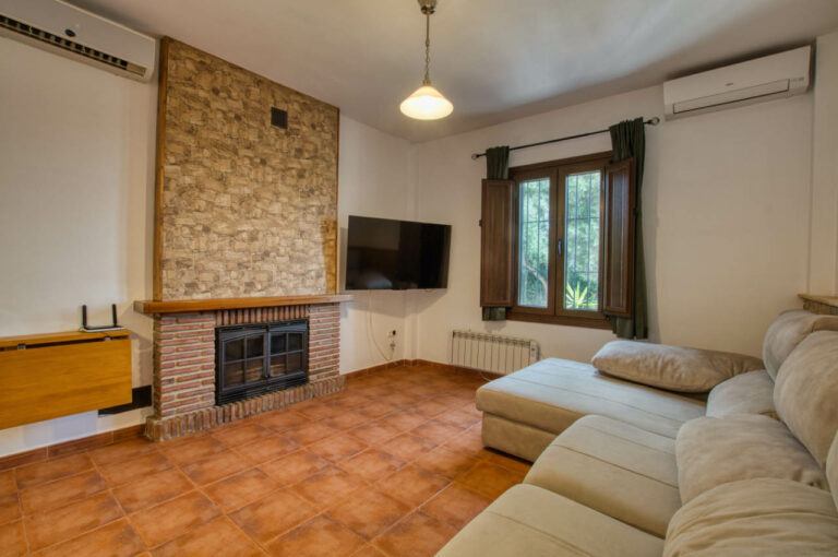 Living room with fireplace — Villa Vilo holiday house, Mondrón (Periana)
